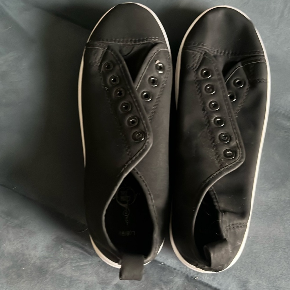 Tennis shoes (no laces)